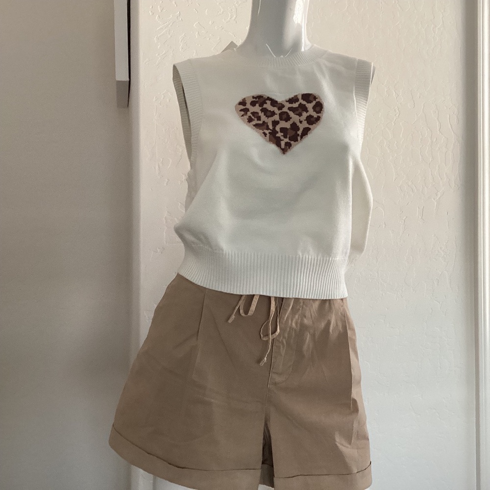 American Eagle NEW WITH TAGS, high waisted poplin trouser short, khaki, sz 8